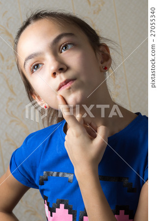 girl thoughtfully looking up 27055340