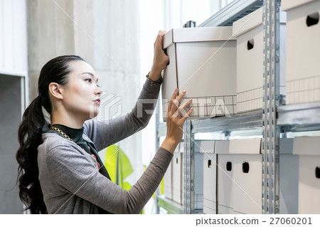 Women organizing office image materials 27060201
