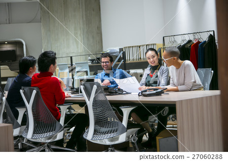 Office scene meeting 27060288