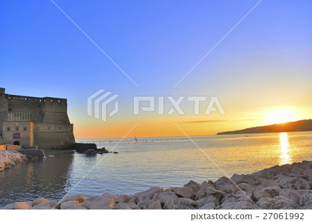 那不勒斯海灣風景，蛋城堡在那不勒斯，意大利 27061992