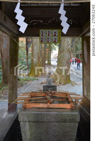 Oguni寺廟的秋天在秋天古老森林裡 Oguni寺廟的秋天在秋天古老森林裡 27063248