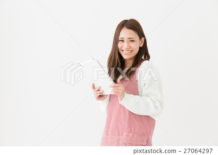 有圍裙的婦女片劑 27064297