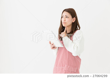 想想帶圍裙的女士平板電腦 27064299