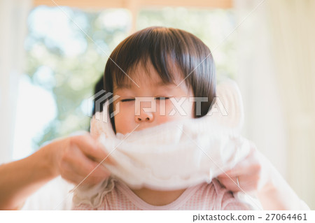 child, whelp, younger 27064461