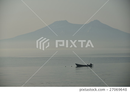A landscape of a boat that fishes in Hokkaido Komagatake and a calm sea grazing in Haruna A landscape of a boat that fishes in Hokkaido Komagatake and a calm sea grazing in Haruna 27069648