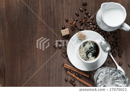 Cup of coffee on the wooden table 27070021