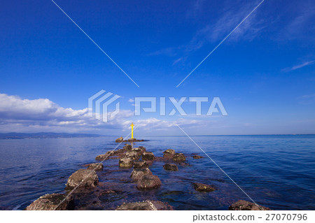 藍天和海洋背景 27070796