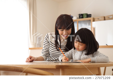 孩子們在客廳裡學習 孩子們在客廳裡學習 27071209