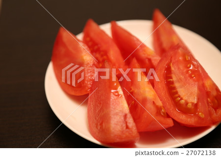 Cut tomatoes Cut tomatoes 27072138