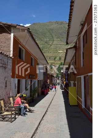 Backstreet of Pisac village 27073363