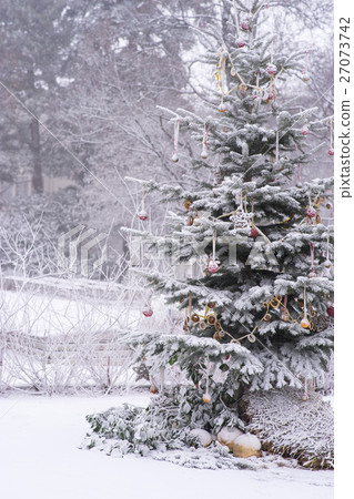Decorated Christmas Tree at snow winter weather Decorated Christmas Tree at snow winter weather 27073742