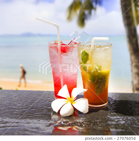 Two exotic cocktails in a tropical setting 27076058
