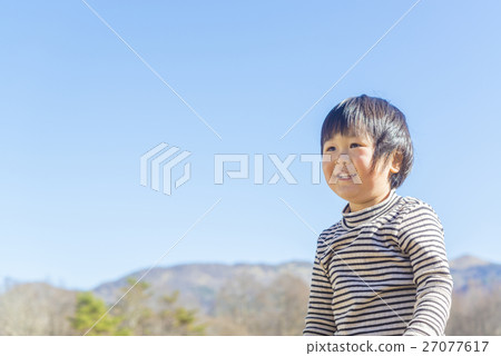 有微笑的一個女孩在藍天下 有微笑的一個女孩在藍天下 27077617