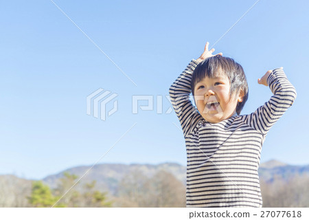 有微笑的一個女孩在藍天下 有微笑的一個女孩在藍天下 27077618