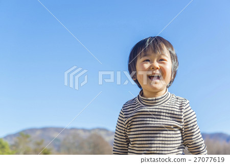 有微笑的一個女孩在藍天下 有微笑的一個女孩在藍天下 27077619
