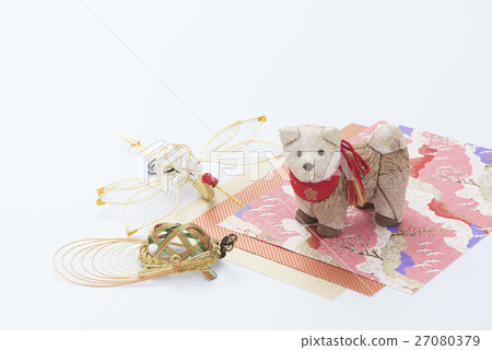 一個洋娃娃和一個水畫 27080379