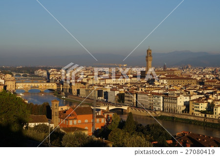 從米開朗基羅廣場看到的佛羅倫薩和舊橋（Ponte Vecchio）的街道 27080419