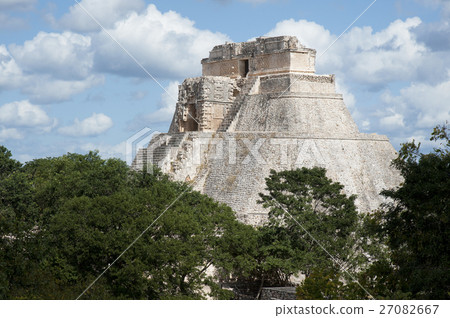 Mexico Uxmal ruins Pyramid of wizard seen from the house of turtle Mexico Uxmal ruins Pyramid of wizard seen from the house of turtle 27082667