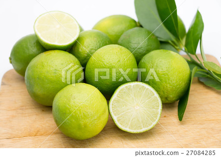 lemons on plate 27084285