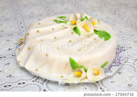 White mastic cake decorated with flowers, closeup 27084716