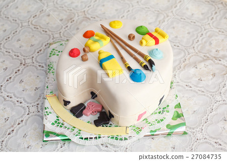 Mastic cake in palette form decorated with paint 27084735