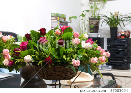 Wedding main table with flower arrangement 27085094