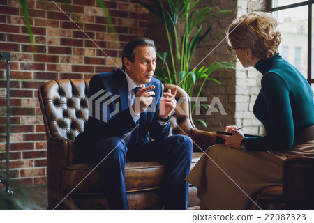 Discussion between advisor and patient 27087323