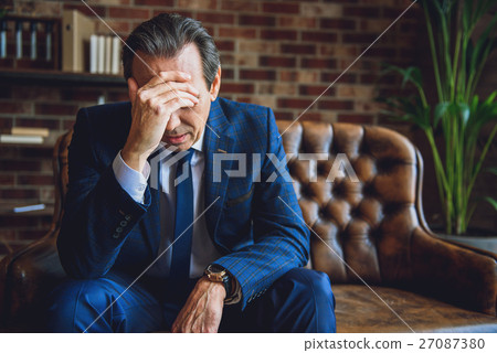 圖庫照片: depressed senior man having troubles