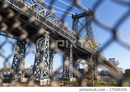 Williamsburg Bridge in Manahattan, New York 27089208