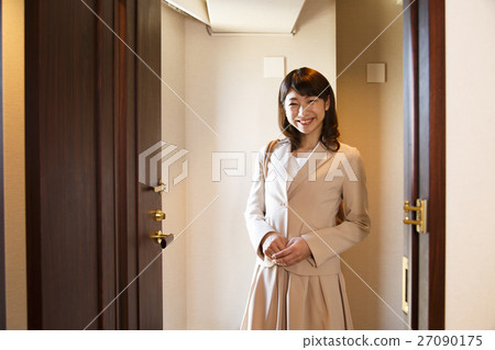 Female young lady home return Evening doorway salesman sales home business business visit 27090175