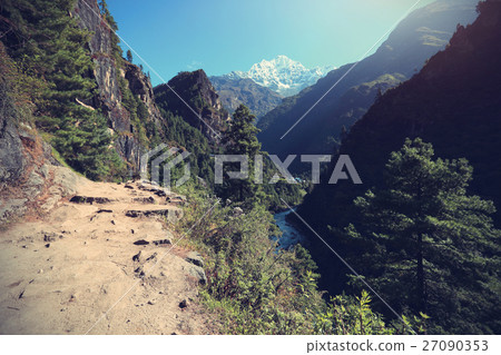 trail on the way to everest base camp trail on the way to everest base camp 27090353