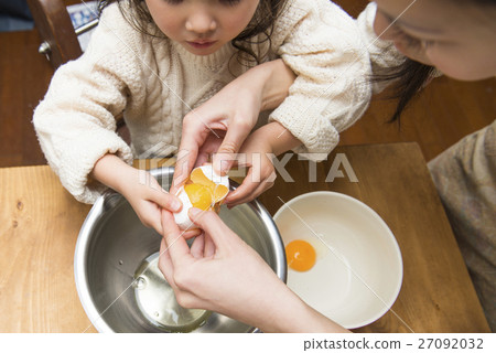 Parent and child breaking eggs 27092032