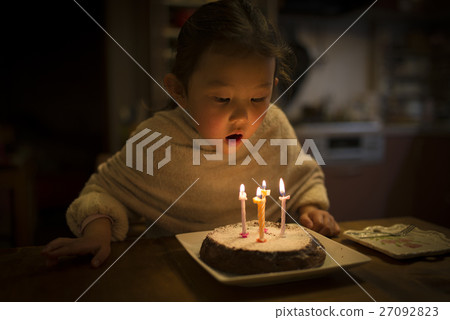設法的女孩吹滅在蛋糕的一個蠟燭 設法的女孩吹滅在蛋糕的一個蠟燭 27092823