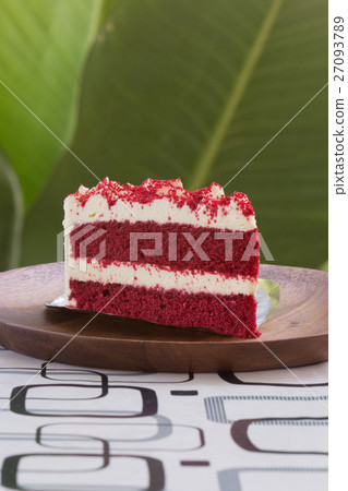 strawberry layer cake 27093789