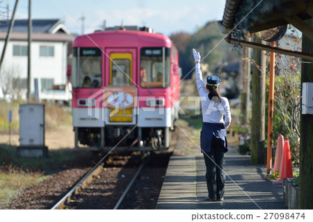 The station manager to see the train The station manager to see the train 27098474
