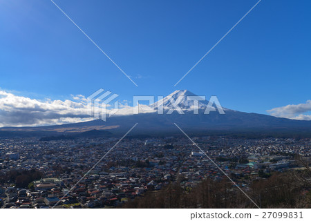 富士吉田和富士山在冬季的城市景觀 27099831