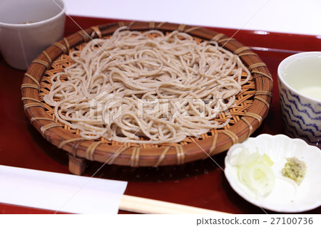 美味的日本蕎麥麵和日本酒 美味的日本蕎麥麵和日本酒 27100736