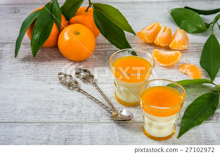 Panna cotta with tangarine jam 27102972