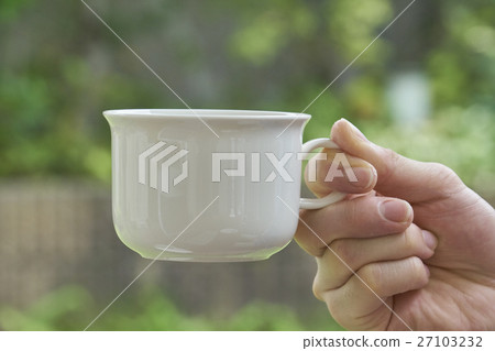 Coffee beans and a cup of coffee on the terrace Coffee beans and a cup of coffee on the terrace 27103232