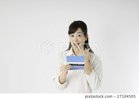 看著存摺的女人 27104505