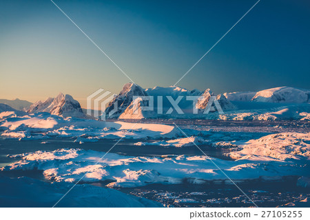 Snow-capped mountains in Antarctica 27105255