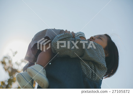 1 year old, mother and child, baby 27105872