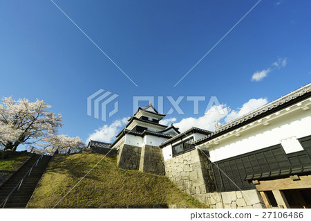 The first castle tower restoration wooden restoration tombou Spring summer cherry blossoms are in full bloom Shirokawa Komine Castle Mie Shaolu and former gates The first castle tower restoration wooden restoration tombou Spring summer cherry blossoms are in full bloom Shirokawa Komine Castle Mie Shaolu and former gates 27106486