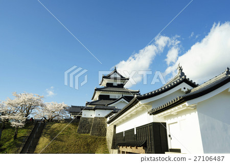 The first castle tower restoration wooden restoration tombou Spring summer cherry blossoms are in full bloom Shirokawa Komine Castle Mie Shaolu and former gates The first castle tower restoration wooden restoration tombou Spring summer cherry blossoms are in full bloom Shirokawa Komine Castle Mie Shaolu and former gates 27106487