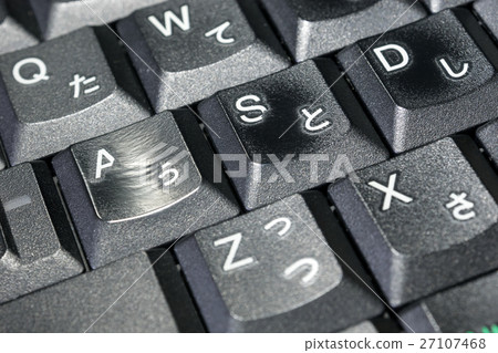 破舊的筆記本電腦鍵盤 27107468