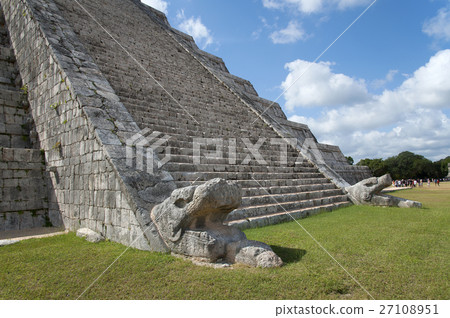 Mexico Chichen Itza ruins El Castillo (Temple of Kukurukan) 27108951