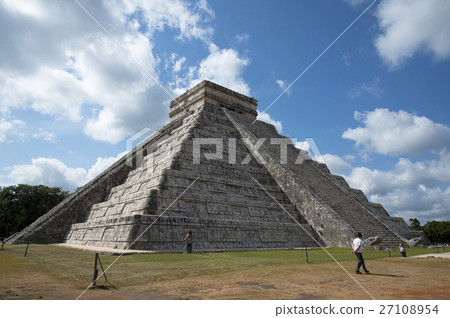 Mexico Chichen Itza ruins El Castillo (Temple of Kukurukan) 27108954