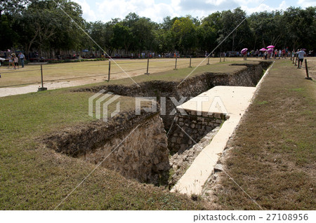 墨西哥奇琴伊察遺址在El Castillo（庫庫爾坎神廟）旁邊的遺址 27108956