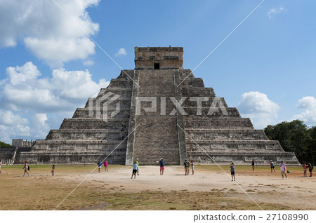 Mexico Chichen Itza ruins El Castillo (Temple of Kukurukan) 27108990