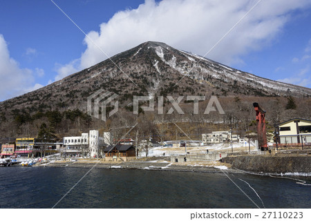 雄山在冬天和中禪寺溫泉的街道 雄山在冬天和中禪寺溫泉的街道 27110223